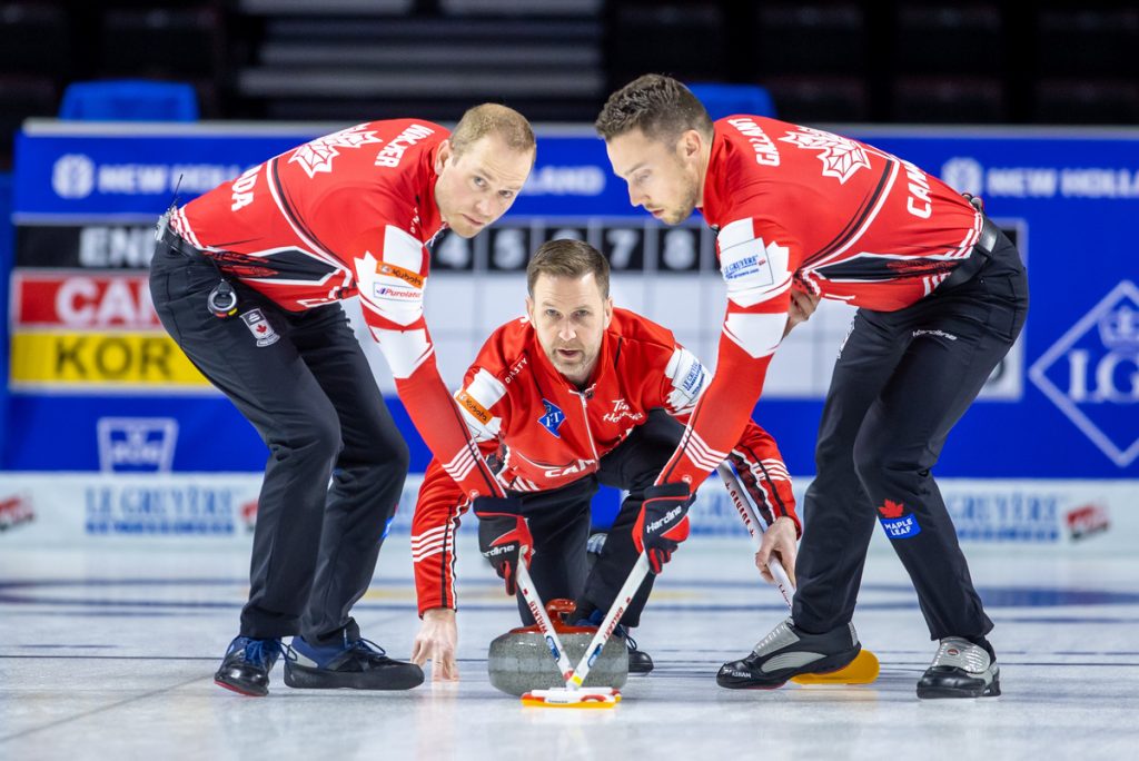Brad Gushue surveille ses balayeurs
