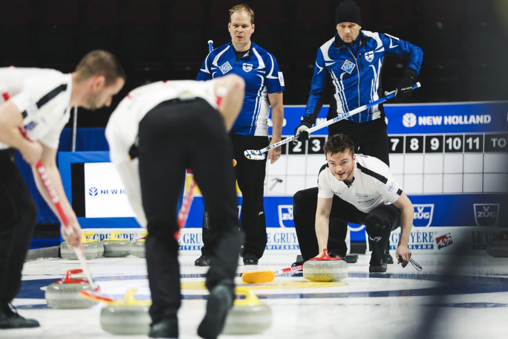 Les finlandais surveillent les suisses