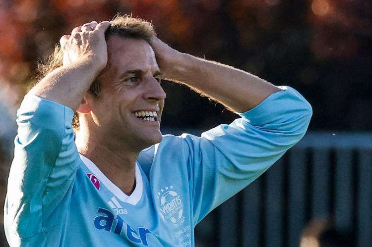 Emmanuel Macron en joueur de foot