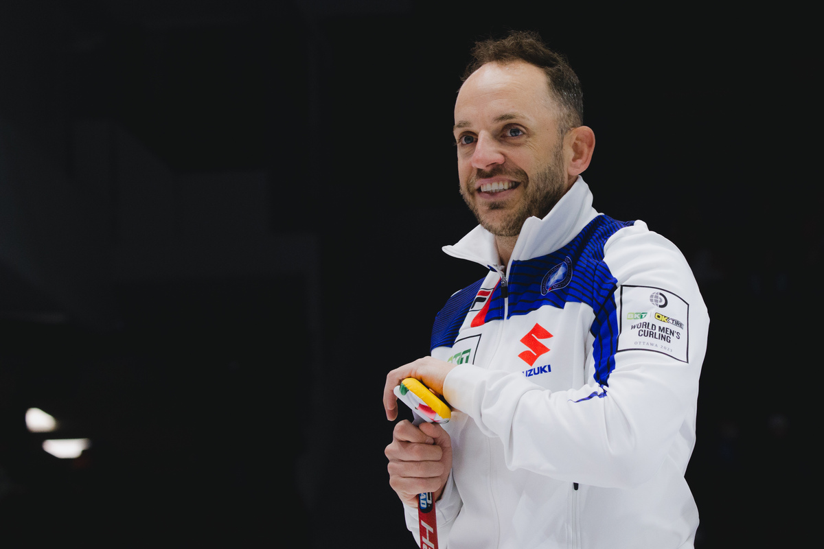 Le skip italien Joel Retornaz heureux